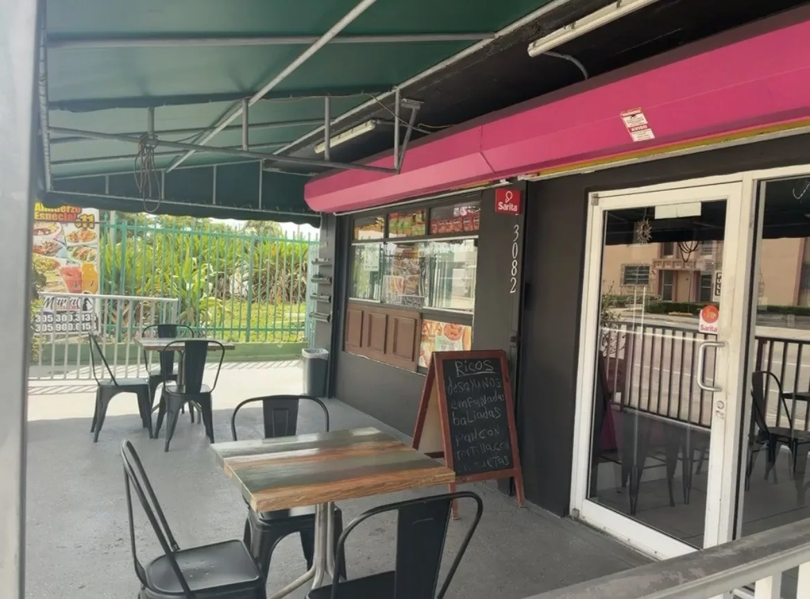 Terraza de Maria's Cafeteria en la NW 7th Street, Miami